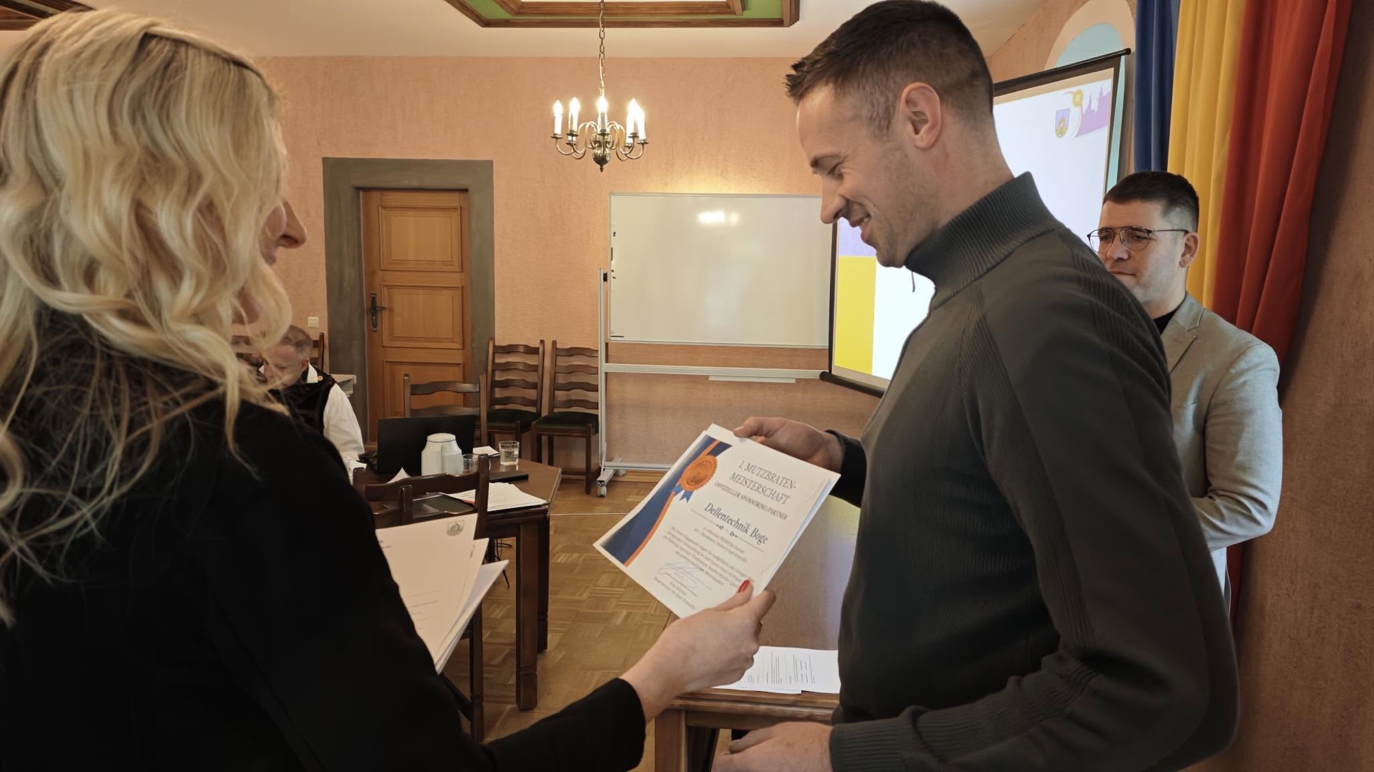 Sebastian Boge erhielt im Schmöllner Rathaus die Partnerurkunde für die erste Mutzbraten-Meisterschaft.