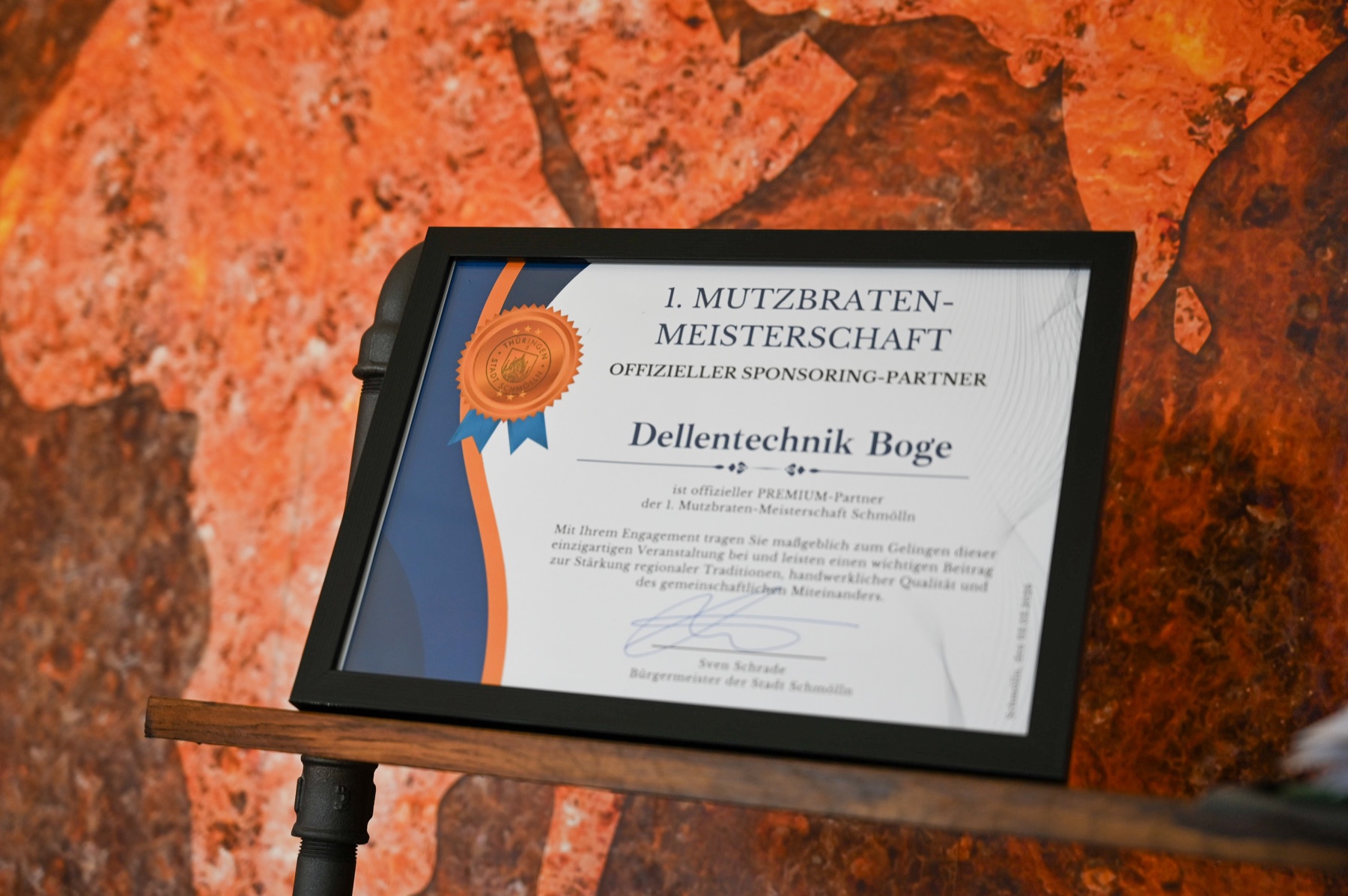 Urkunde für Dellentechnik Boge als offizieller Premium-Partner der ersten Schmöllner Mutzbraten-Meisterschaft.