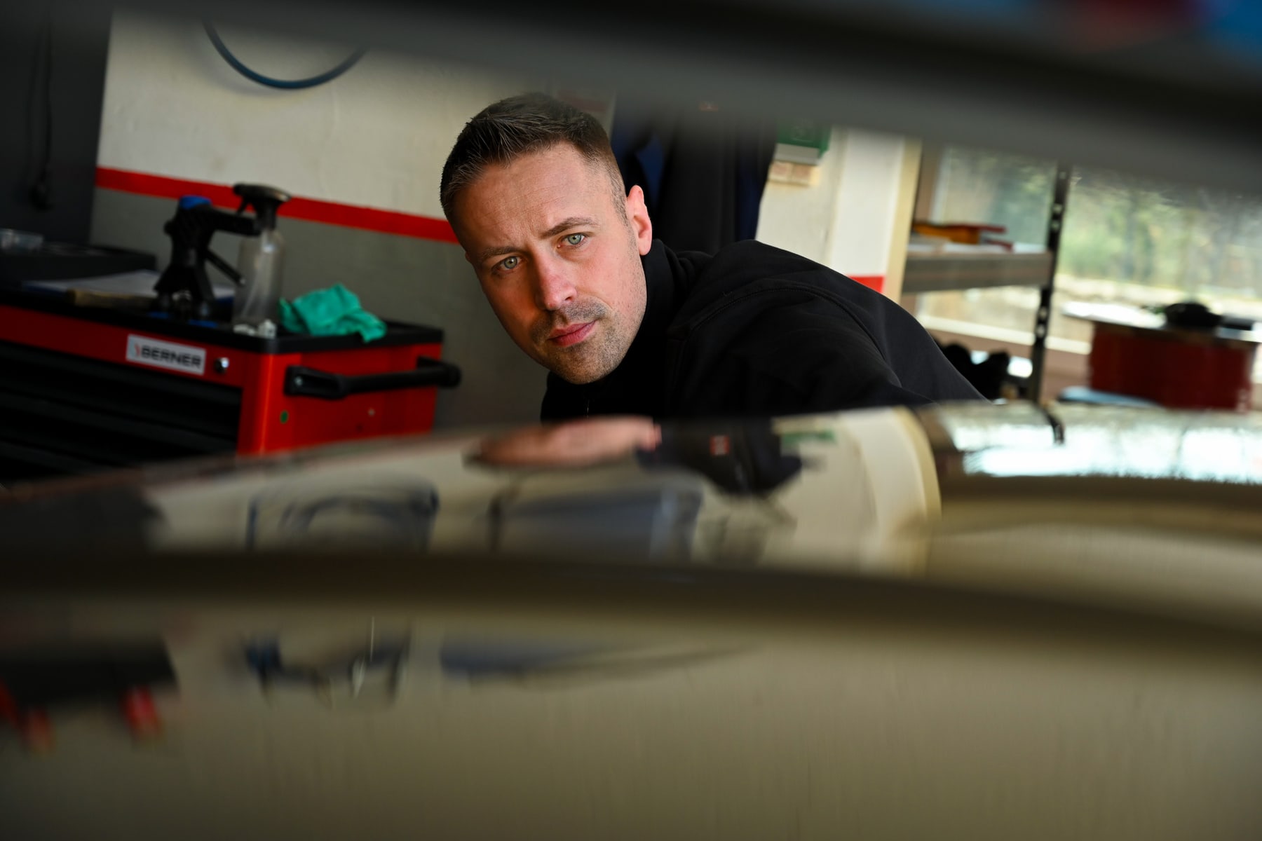 Sebastian Boge bei der Arbeit in seiner Werkstatt.