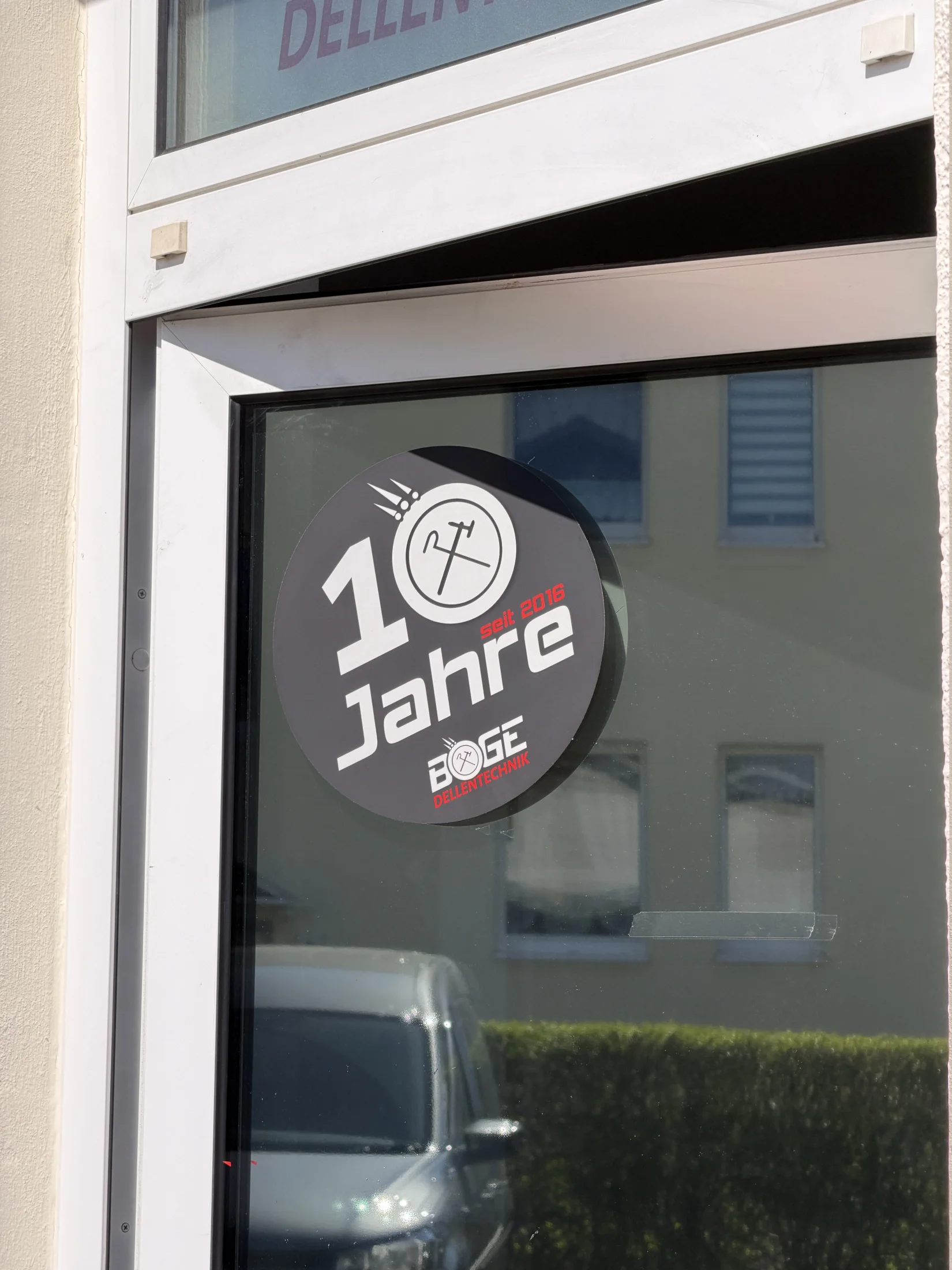 Jubiläumszeichen von Dellentechnik Boge für zehn Jahre seit 2016.