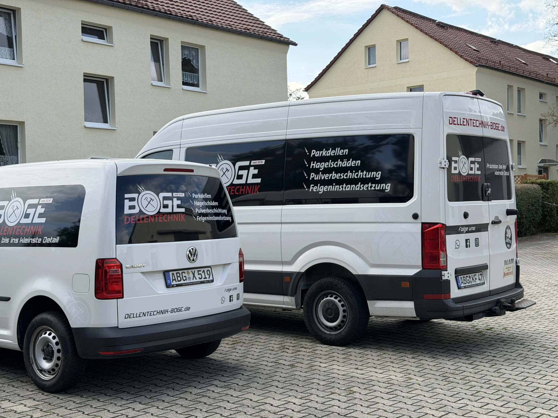 Zwei Servicefahrzeuge von Dellentechnik Boge vor der Werkstatt in Schmölln.