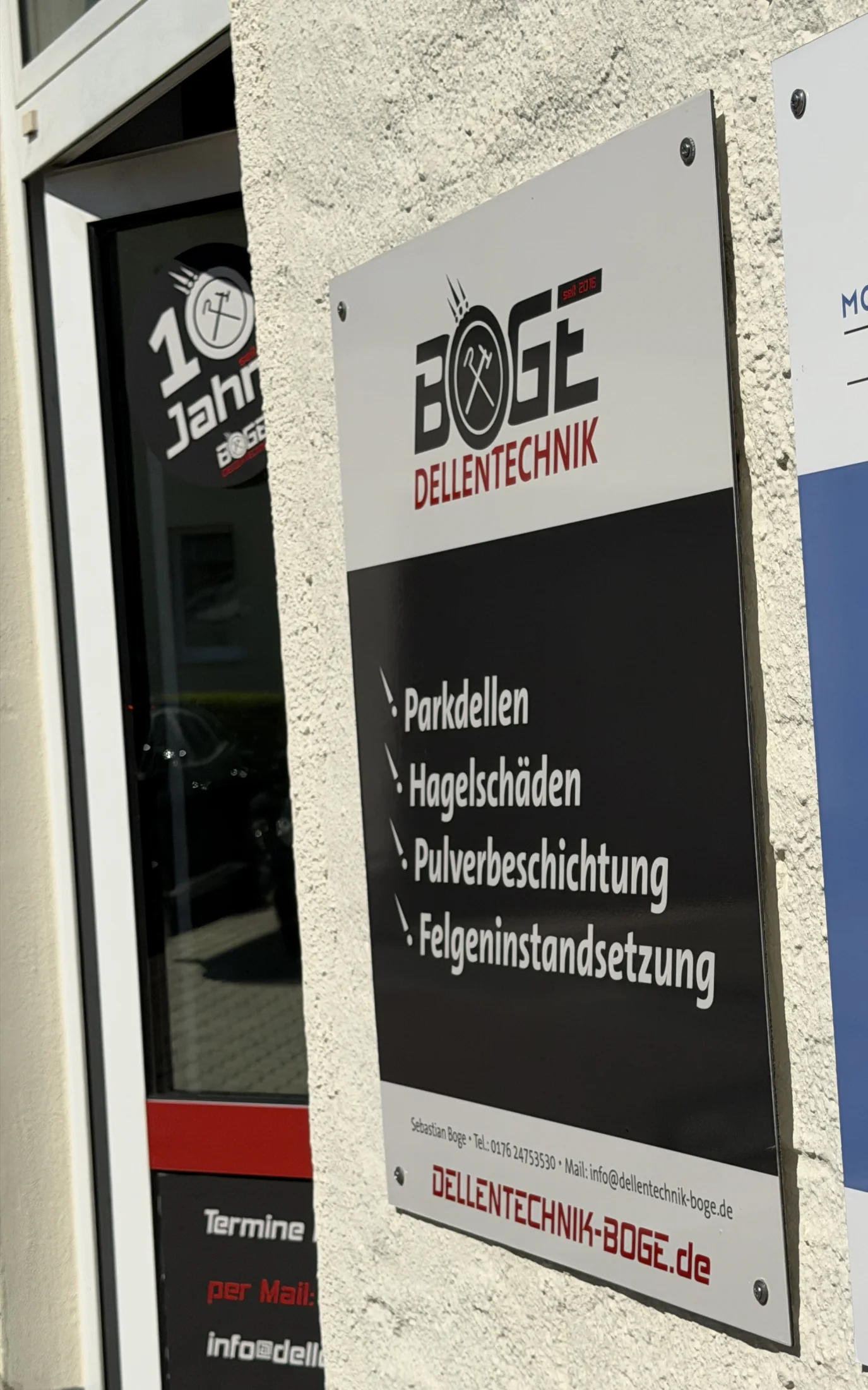 Schild von Dellentechnik Boge am Werkstattstandort in Schmölln.
